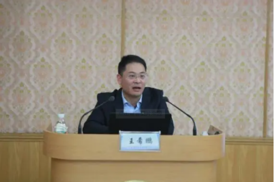 中央纪委中国纪检监察学院党的纪律建设教研室主任，副研究员，法学博士 王希鹏为中国医药投资有限公司讲授“切实增强全面从严治党责任意识”专题党课